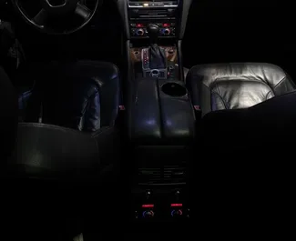 Interieur van Audi Q7 te huur in Albanië. Een geweldige auto met 7 zitplaatsen en een Automatisch transmissie.