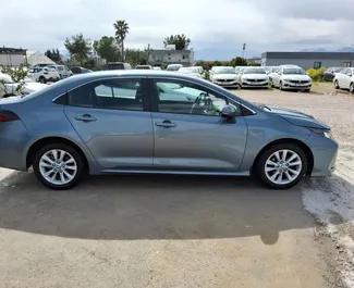 Vooraanzicht van een huurauto Toyota Corolla Sedan op de luchthaven van Antalya, Turkije ✓ Auto #6571. ✓ Transmissie Automatisch TM ✓ 3 beoordelingen.