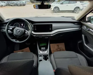 Benzine motor van 1,5L van Toyota Corolla Sedan 2023 te huur op de luchthaven van Antalya.