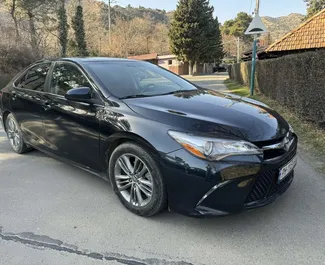 Vooraanzicht van een huurauto Toyota Camry in Tbilisi, Georgië ✓ Auto #15317. ✓ Transmissie Automatisch TM ✓ 0 beoordelingen.