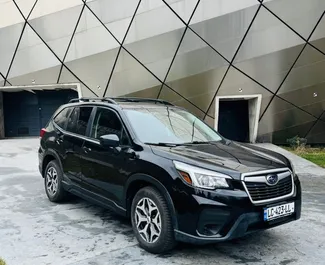 Vooraanzicht van een huurauto Subaru Forester in Tbilisi, Georgië ✓ Auto #15673. ✓ Transmissie Automatisch TM ✓ 0 beoordelingen.