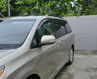 Verhuur Toyota Sienna. Comfort, Minivan Auto te huur in Georgië ✓ Borg van Borg van 700 GEL ✓ Verzekeringsmogelijkheden TPL, SCDW, Passagiers, Diefstal.