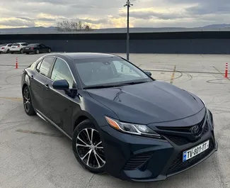 Vooraanzicht van een huurauto Toyota Camry in Tbilisi, Georgië ✓ Auto #15814. ✓ Transmissie Automatisch TM ✓ 0 beoordelingen.