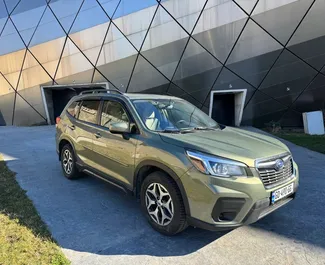 Vooraanzicht van een huurauto Subaru Forester in Tbilisi, Georgië ✓ Auto #15696. ✓ Transmissie Automatisch TM ✓ 0 beoordelingen.