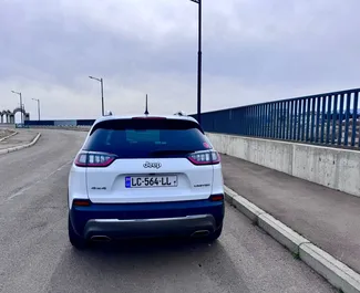 Jeep Cherokee 2018 beschikbaar voor verhuur in Tbilisi, met een kilometerlimiet van onbeperkt.