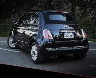 Interieur van Fiat 500 Cabrio te huur in Albanië. Een geweldige auto met 4 zitplaatsen en een Automatisch transmissie.