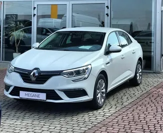 Vooraanzicht van een huurauto Renault Megane Sedan in Fethiye, Turkije ✓ Auto #15648. ✓ Transmissie Automatisch TM ✓ 0 beoordelingen.