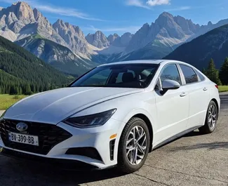 Vooraanzicht van een huurauto Hyundai Sonata in Koetaisi, Georgië ✓ Auto #14106. ✓ Transmissie Automatisch TM ✓ 0 beoordelingen.