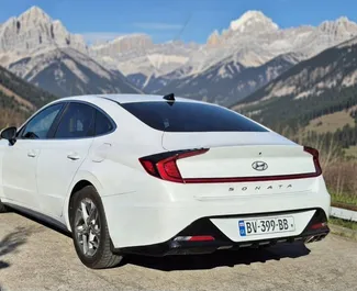 Verhuur Hyundai Sonata. Comfort Auto te huur in Georgië ✓ Borg van Borg van 300 GEL ✓ Verzekeringsmogelijkheden TPL, SCDW, FDW, Passagiers, Diefstal.