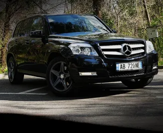 Vooraanzicht van een huurauto Mercedes-Benz GLK in Tirana, Albanië ✓ Auto #9978. ✓ Transmissie Automatisch TM ✓ 0 beoordelingen.