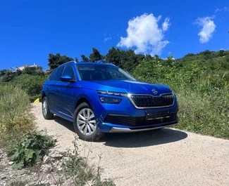 Vooraanzicht van een huurauto Skoda Kamiq op Podgorica Luchthaven, Montenegro ✓ Auto #15692. ✓ Transmissie Automatisch TM ✓ 0 beoordelingen.