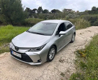 Vooraanzicht van een huurauto Toyota Corolla Sedan op Podgorica Luchthaven, Montenegro ✓ Auto #15691. ✓ Transmissie Automatisch TM ✓ 0 beoordelingen.