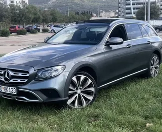 Vooraanzicht van een huurauto Mercedes-Benz E-Class op Podgorica Luchthaven, Montenegro ✓ Auto #15689. ✓ Transmissie Automatisch TM ✓ 0 beoordelingen.