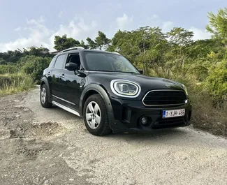 Vooraanzicht van een huurauto Mini Countryman Cooper op Podgorica Luchthaven, Montenegro ✓ Auto #15690. ✓ Transmissie Automatisch TM ✓ 0 beoordelingen.