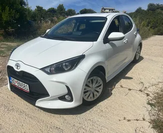 Vooraanzicht van een huurauto Toyota Yaris op Podgorica Luchthaven, Montenegro ✓ Auto #15706. ✓ Transmissie Automatisch TM ✓ 0 beoordelingen.