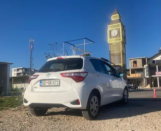 Vooraanzicht van een huurauto Toyota Yaris op Podgorica Luchthaven, Montenegro ✓ Auto #15709. ✓ Transmissie Automatisch TM ✓ 0 beoordelingen.