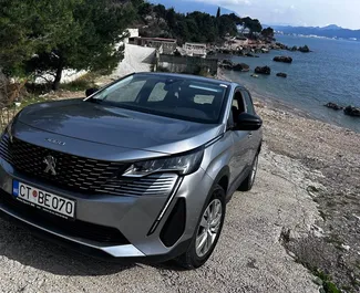 Vooraanzicht van een huurauto Peugeot 3008 op Podgorica Luchthaven, Montenegro ✓ Auto #15708. ✓ Transmissie Automatisch TM ✓ 0 beoordelingen.