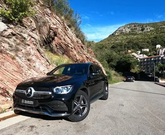 Vooraanzicht van een huurauto Mercedes-Benz GLC-Class op Podgorica Luchthaven, Montenegro ✓ Auto #15722. ✓ Transmissie Automatisch TM ✓ 0 beoordelingen.