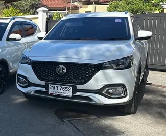 Vooraanzicht van een huurauto MG HS op de luchthaven van Phuket, Thailand ✓ Auto #15791. ✓ Transmissie Automatisch TM ✓ 0 beoordelingen.