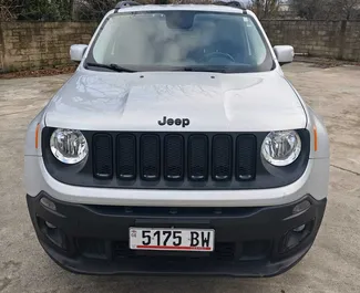 Vooraanzicht van een huurauto Jeep Renegade op de luchthaven van Koetaisi, Georgië ✓ Auto #15644. ✓ Transmissie Automatisch TM ✓ 0 beoordelingen.