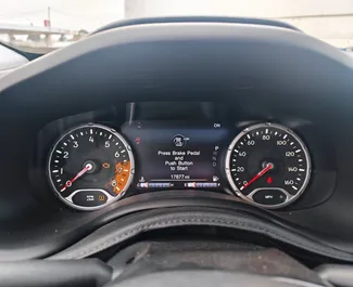 Interieur van Jeep Renegade te huur in Georgië. Een geweldige auto met 5 zitplaatsen en een Automatisch transmissie.