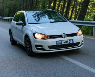 Vooraanzicht van een huurauto Volkswagen Golf 7 in Tirana, Albanië ✓ Auto #10701. ✓ Transmissie Automatisch TM ✓ 1 beoordelingen.
