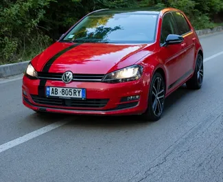 Vooraanzicht van een huurauto Volkswagen Golf 7 in Tirana, Albanië ✓ Auto #13940. ✓ Transmissie Automatisch TM ✓ 0 beoordelingen.