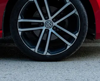 Diesel motor van 2,0L van Volkswagen Golf 7 2015 te huur in Tirana.