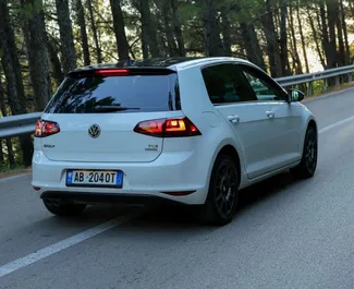 Interieur van Volkswagen Golf 7 te huur in Albanië. Een geweldige auto met 5 zitplaatsen en een Automatisch transmissie.
