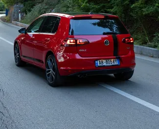 Interieur van Volkswagen Golf 7 te huur in Albanië. Een geweldige auto met 5 zitplaatsen en een Automatisch transmissie.