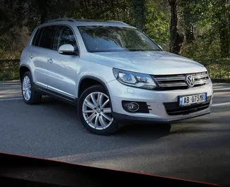 Vooraanzicht van een huurauto Volkswagen Tiguan in Tirana, Albanië ✓ Auto #9981. ✓ Transmissie Automatisch TM ✓ 0 beoordelingen.