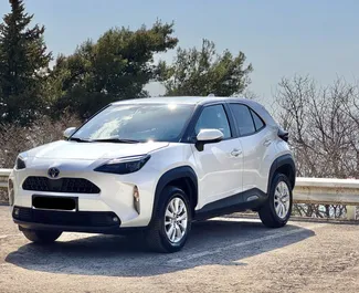Vooraanzicht van een huurauto Toyota Yaris Cross in Budva, Montenegro ✓ Auto #15942. ✓ Transmissie Automatisch TM ✓ 0 beoordelingen.
