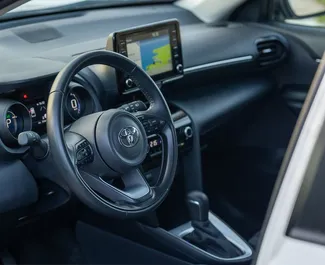 Toyota Yaris Cross 2025 beschikbaar voor verhuur in Becici, met een kilometerlimiet van onbeperkt.
