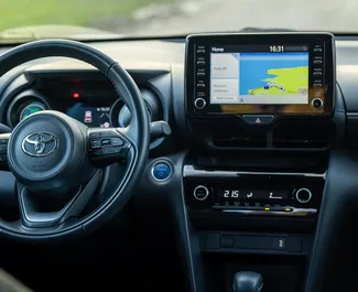 Interieur van Toyota Yaris Cross te huur in Montenegro. Een geweldige auto met 5 zitplaatsen en een Automatisch transmissie.