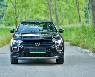 Vooraanzicht van een huurauto Volkswagen T-Roc Cabrio in Becici, Montenegro ✓ Auto #15935. ✓ Transmissie Automatisch TM ✓ 0 beoordelingen.