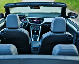 Interieur van Volkswagen T-Roc Cabrio te huur in Montenegro. Een geweldige auto met 4 zitplaatsen en een Automatisch transmissie.