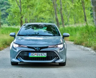Vooraanzicht van een huurauto Toyota Corolla in Becici, Montenegro ✓ Auto #15930. ✓ Transmissie Automatisch TM ✓ 0 beoordelingen.