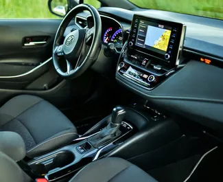 Toyota Corolla 2024 beschikbaar voor verhuur in Becici, met een kilometerlimiet van onbeperkt.