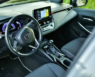 Interieur van Toyota Corolla te huur in Montenegro. Een geweldige auto met 5 zitplaatsen en een Automatisch transmissie.