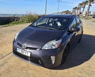 Vooraanzicht van een huurauto Toyota Prius in Batumi, Georgië ✓ Auto #16131. ✓ Transmissie Automatisch TM ✓ 0 beoordelingen.