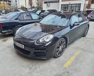 Interieur van Porsche Panamera te huur in Georgië. Een geweldige auto met 5 zitplaatsen en een Automatisch transmissie.