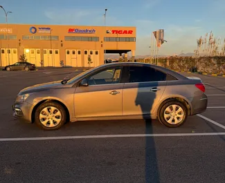 Chevrolet Cruze 2015 beschikbaar voor verhuur in Durrës, met een kilometerlimiet van onbeperkt.