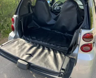 Interieur van Smart Fortwo te huur in Montenegro. Een geweldige auto met 2 zitplaatsen en een Automatisch transmissie.