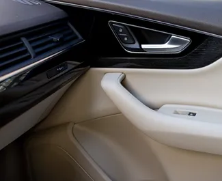 Interieur van Audi Q7 te huur in Georgië. Een geweldige auto met 7 zitplaatsen en een Automatisch transmissie.