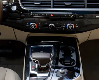 Audi Q7 2018 beschikbaar voor verhuur in Batumi, met een kilometerlimiet van onbeperkt.