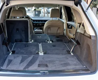 Audi Q7 2018 met Aandrijving op alle wielen systeem, beschikbaar in Batumi.