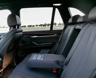 Interieur van BMW X5 te huur in Georgië. Een geweldige auto met 5 zitplaatsen en een Automatisch transmissie.