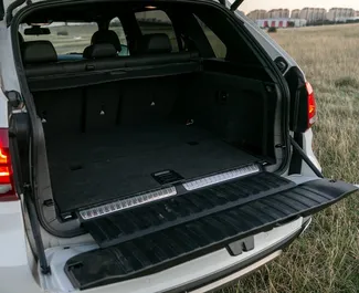 BMW X5 2017 met Aandrijving op alle wielen systeem, beschikbaar in Batumi.