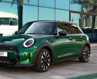 Benzine motor van 2,0L van Mini Cooper S 2025 te huur in Dubai.