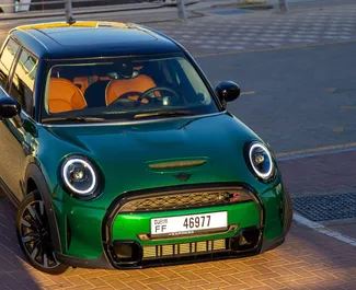 Interieur van Mini Cooper S te huur in de VAE. Een geweldige auto met 5 zitplaatsen en een Automatisch transmissie.
